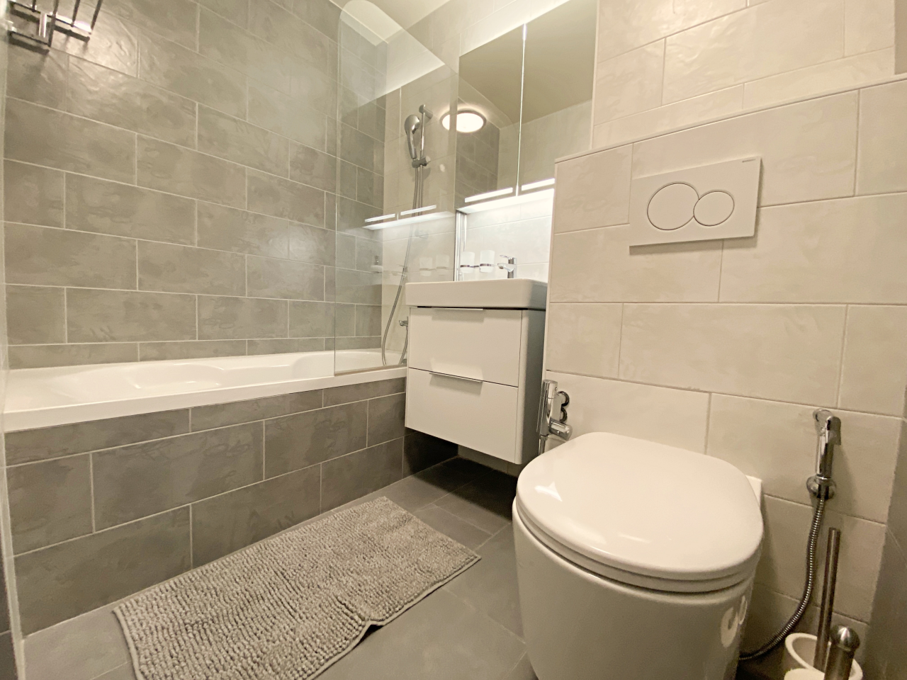 Modernes kleines Badezimmer mit Badewanne und WC