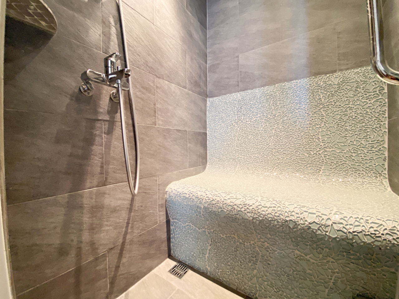 Badezimmer-Dusche mit Mosaik-Sitzbank