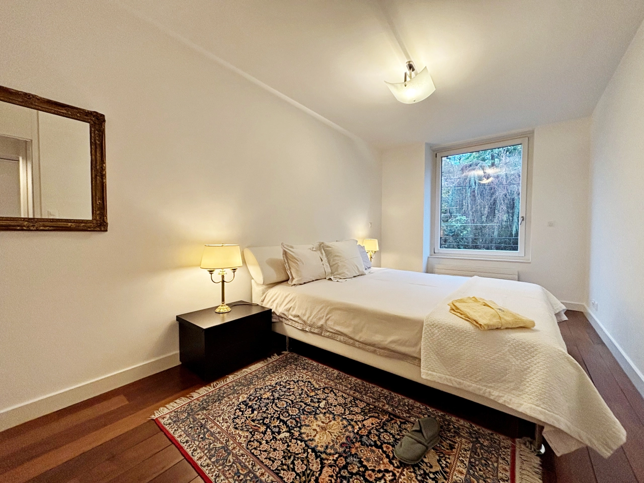 Helles Schlafzimmer mit Einzelbett