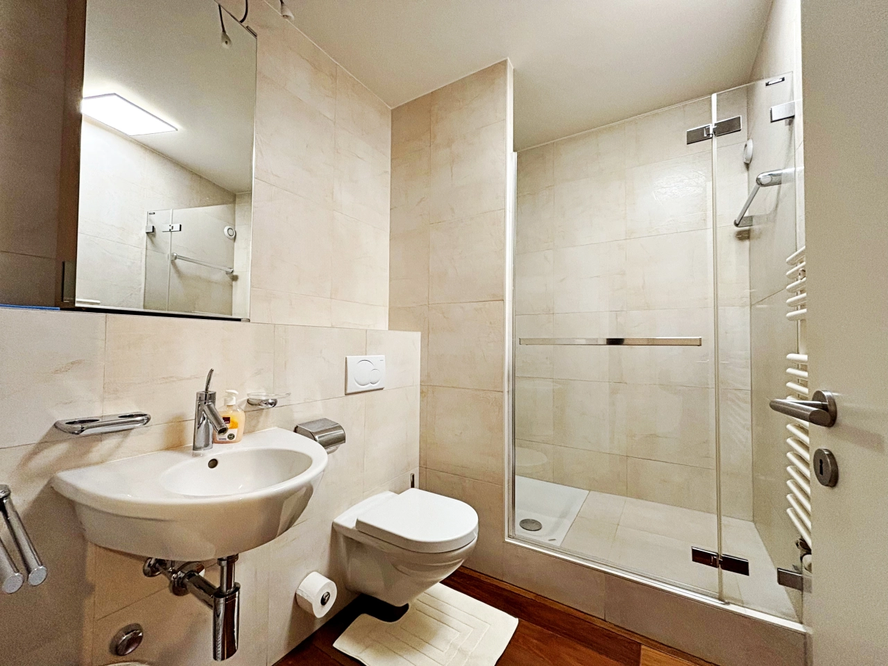 Modernes Badezimmer mit Dusche, WC und Waschtisch