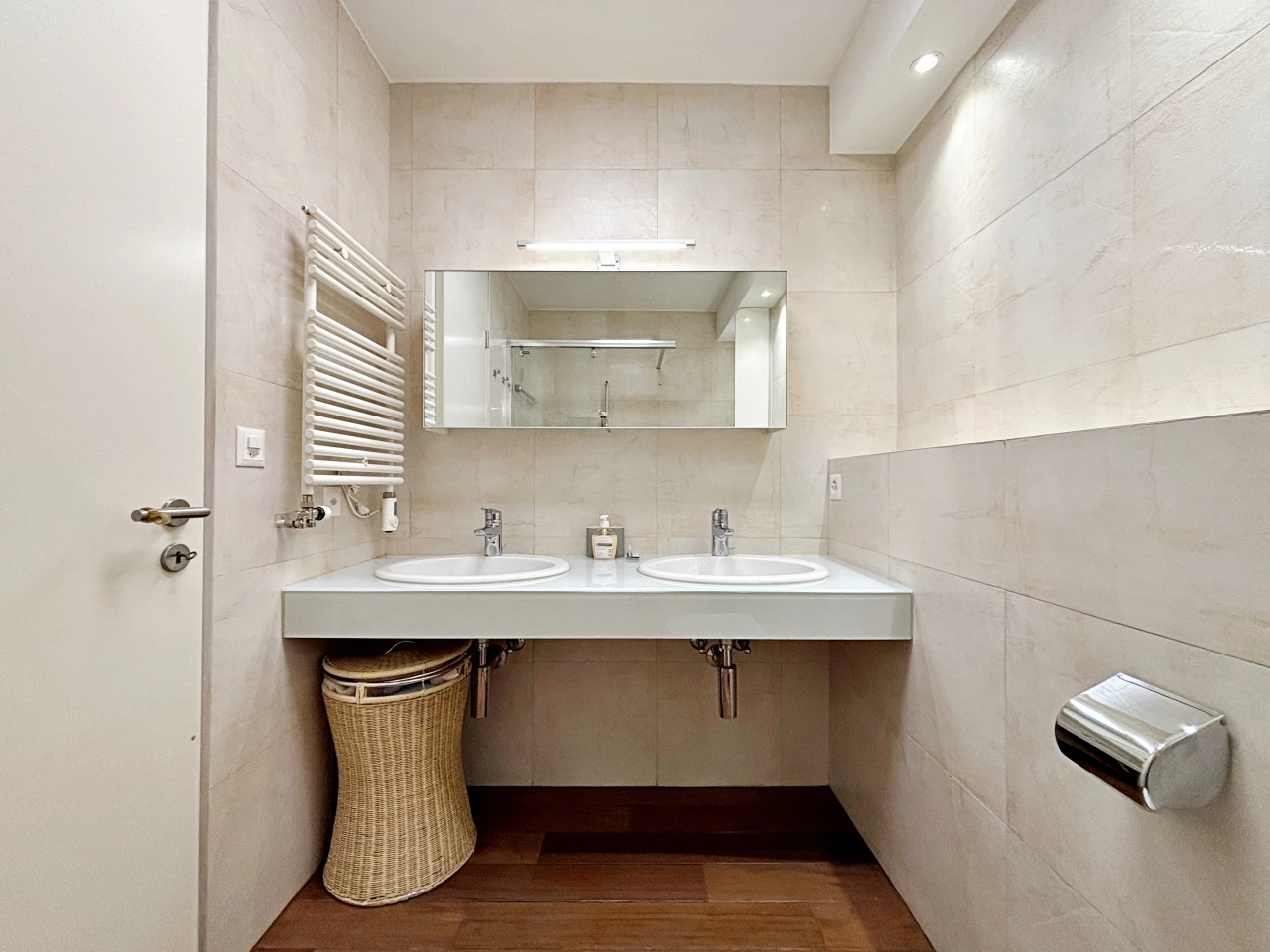 Modernes Doppelwaschbecken-Bad