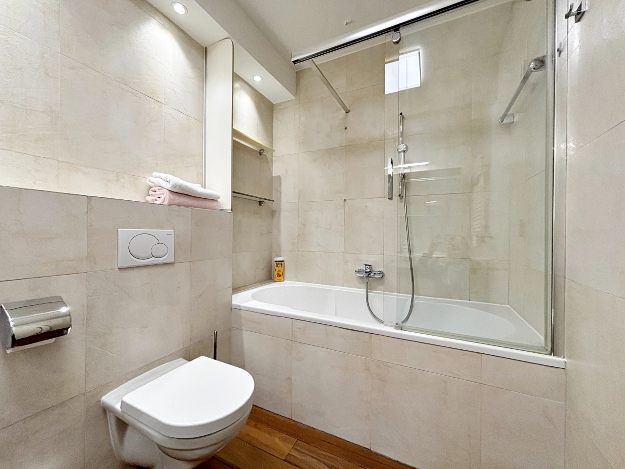 Modernes Badezimmer mit Badewanne und Glasabtrennung