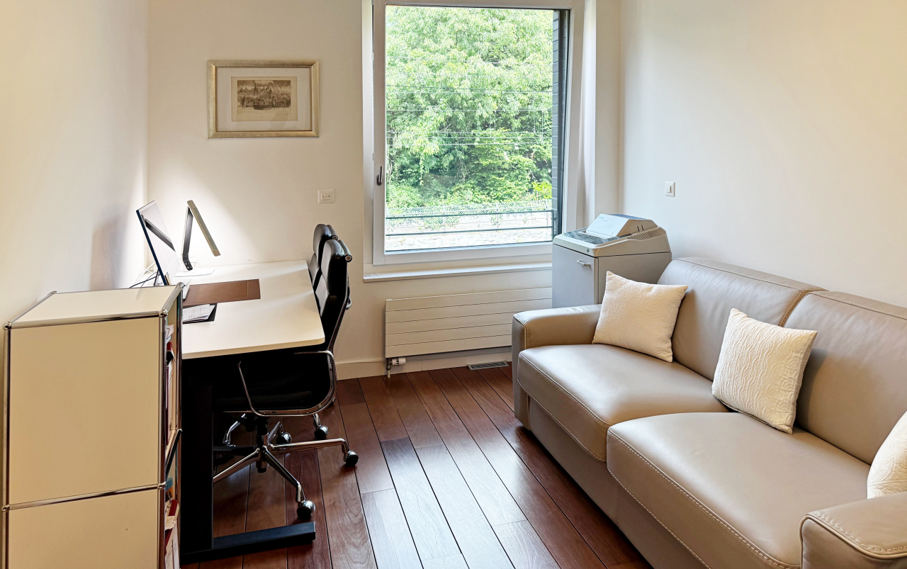 Kleines Homeoffice mit Sofa