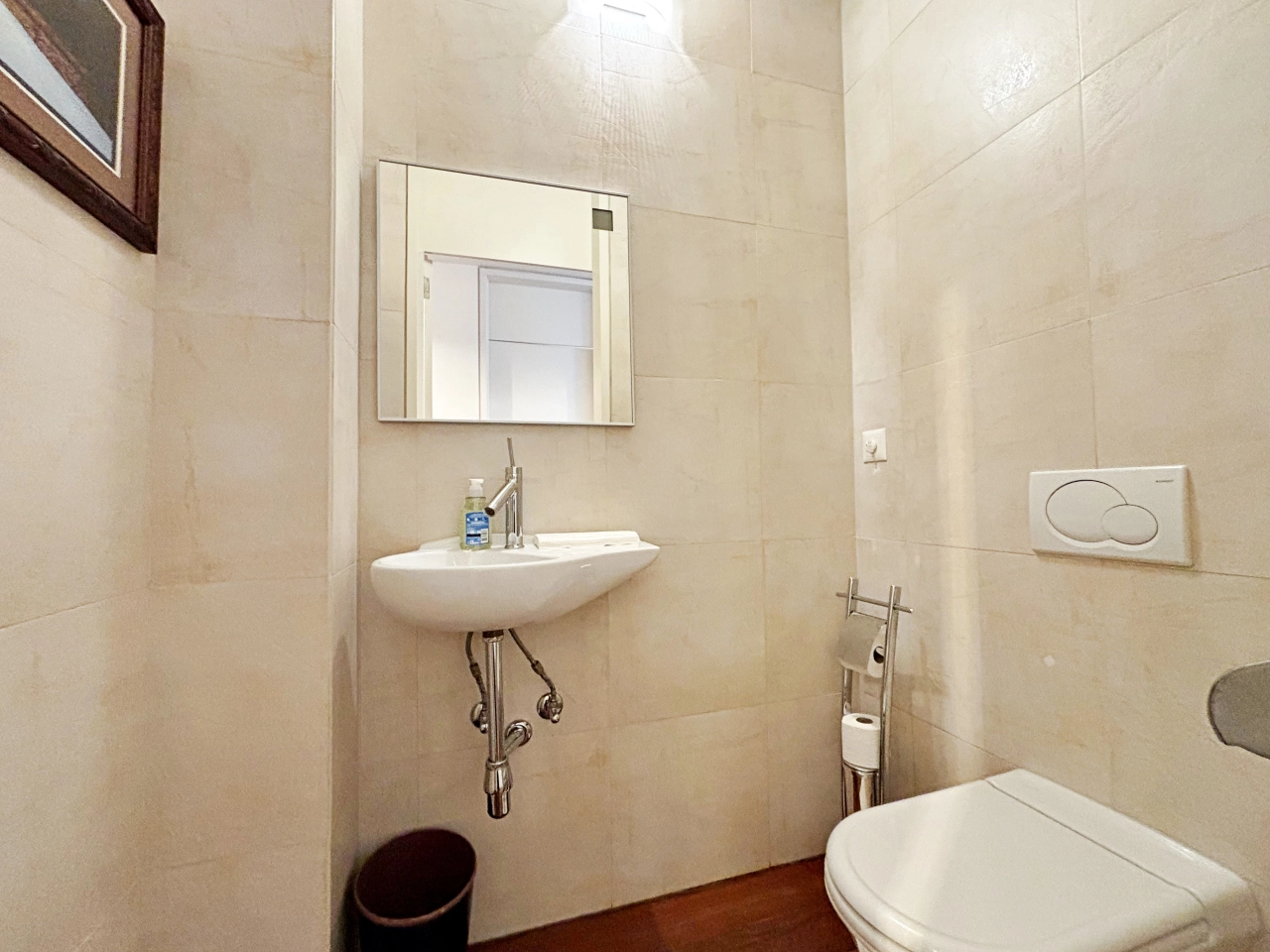 Gäste-WC mit Wandwaschbecken