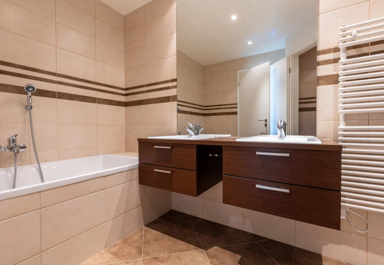 Modernes Badezimmer mit Wanne und Doppelwaschtisch