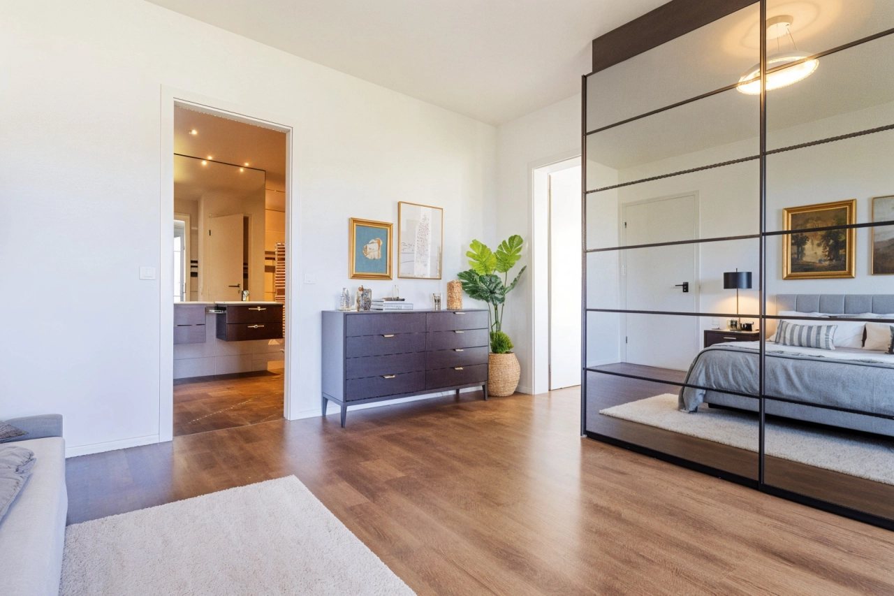 Modernes Schlafzimmer mit Spiegelkleiderschrank