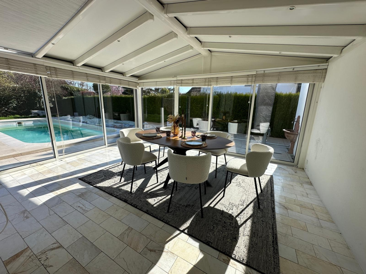Verglaster Wintergarten mit Poolblick