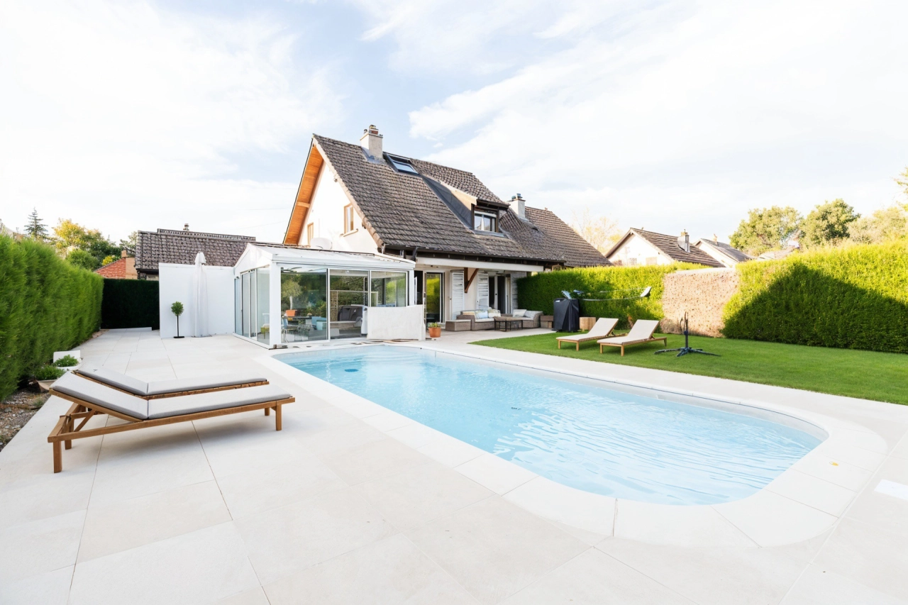 Außenansicht mit Pool und Garten