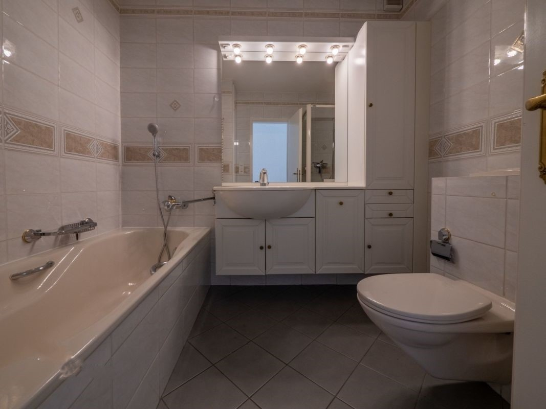 Kompaktes Badezimmer mit Wanne, Waschtisch und WC