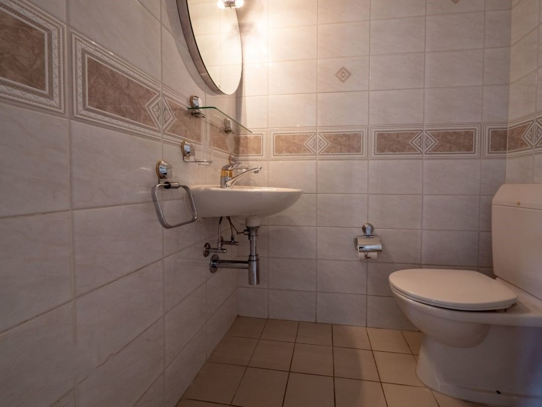 Gäste-WC mit Wand-WC und Waschbecken