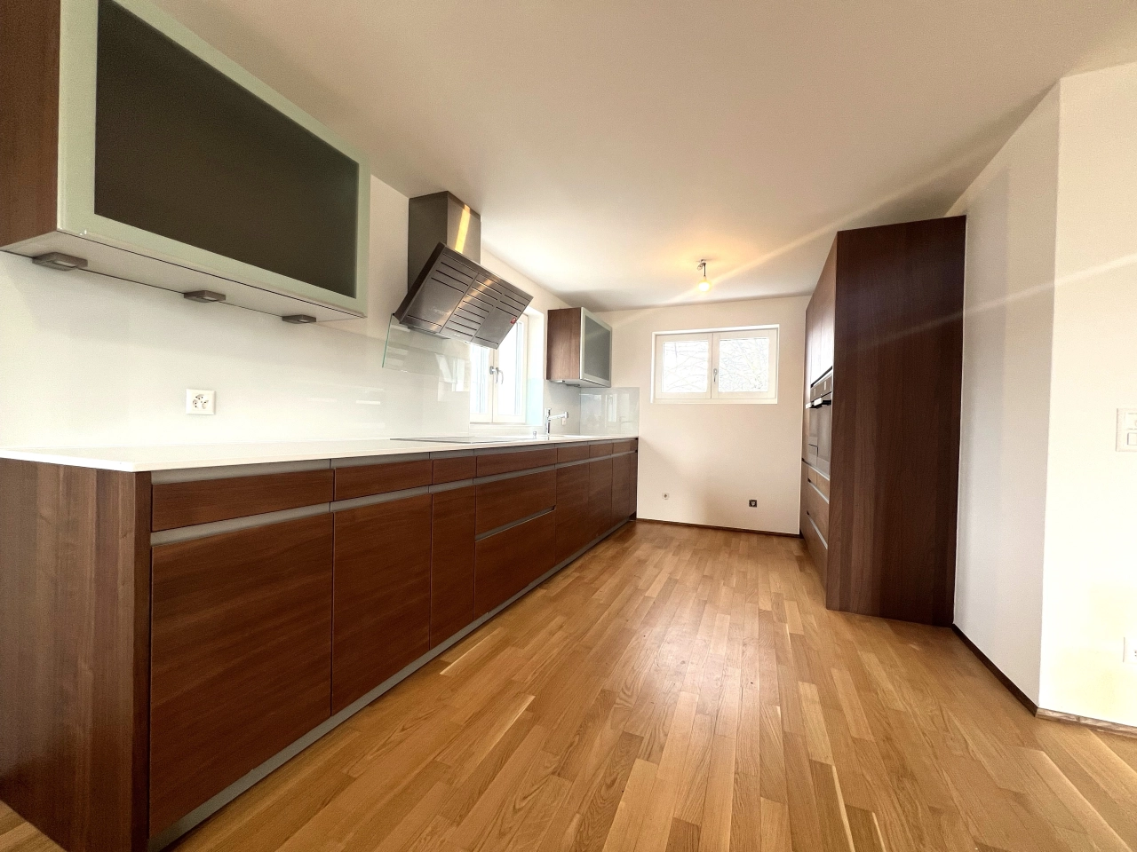 Moderne Küche mit Holzfronten