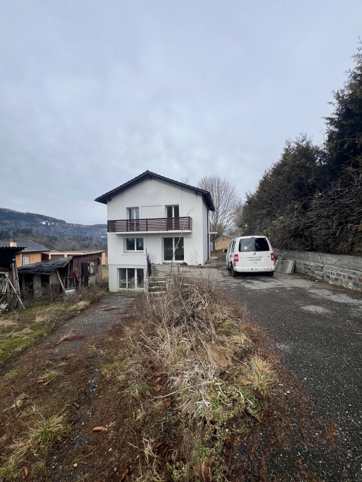 Einfamilienhaus mit Zufahrt und Balkon