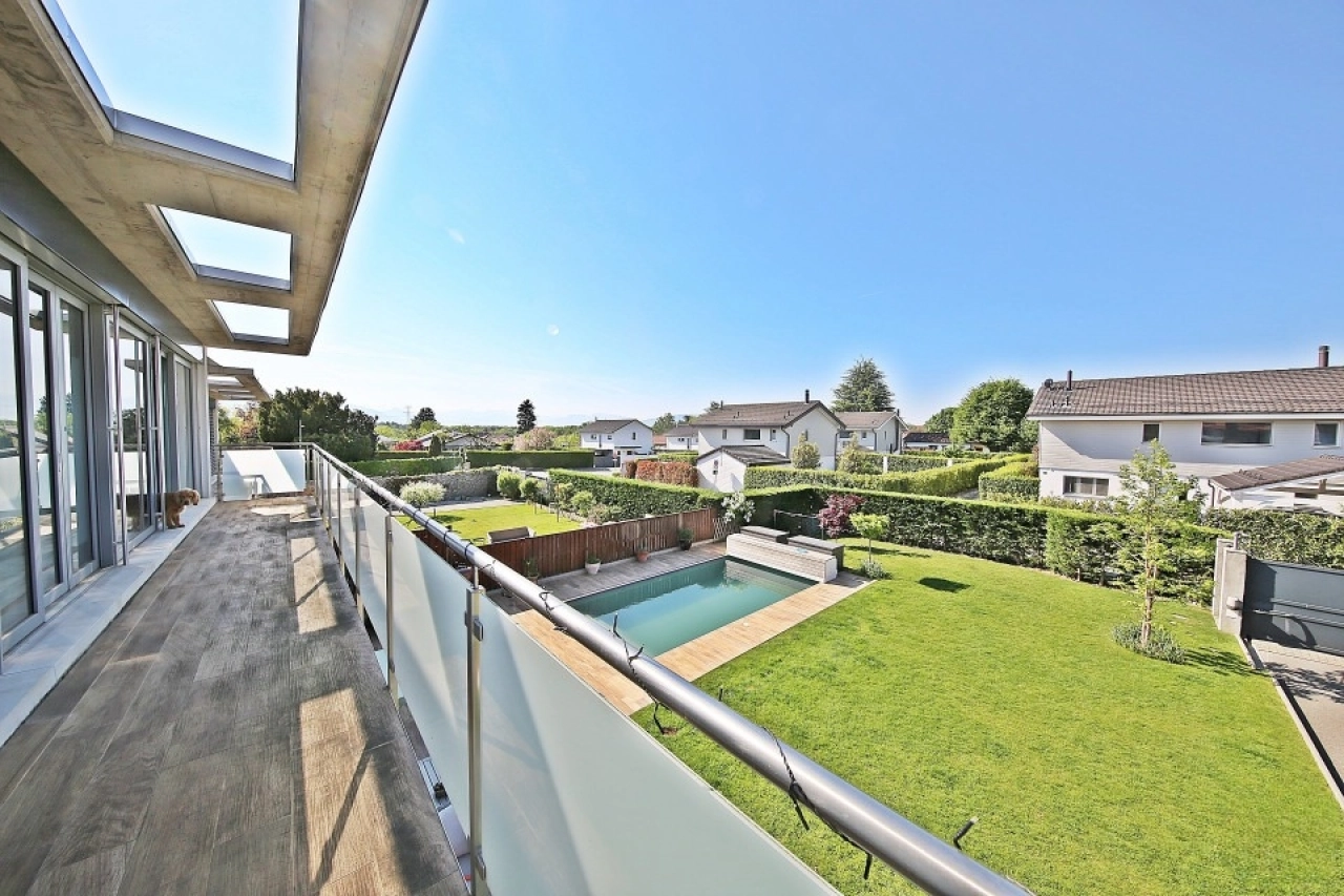 Terrasse mit Poolblick