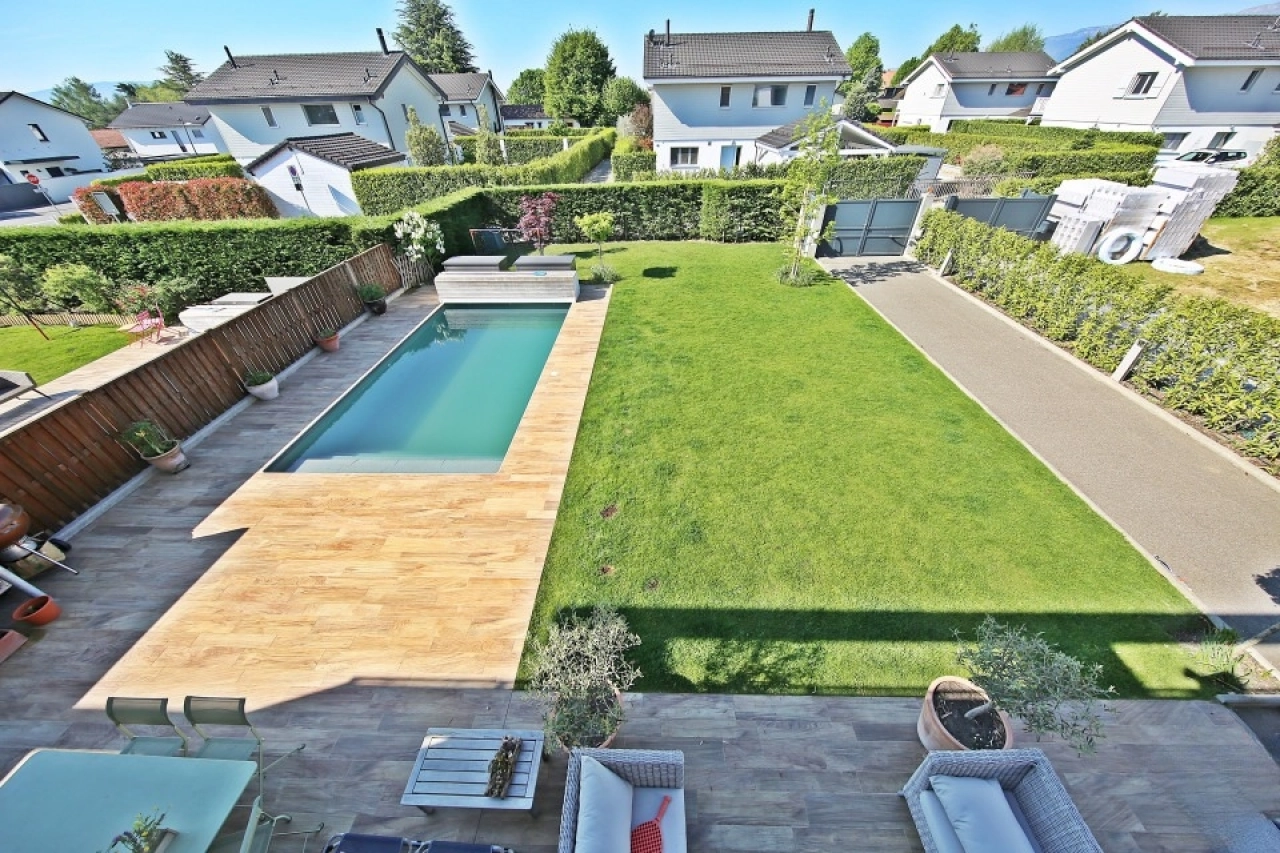 Gepflegter Garten mit Pool und Terrasse
