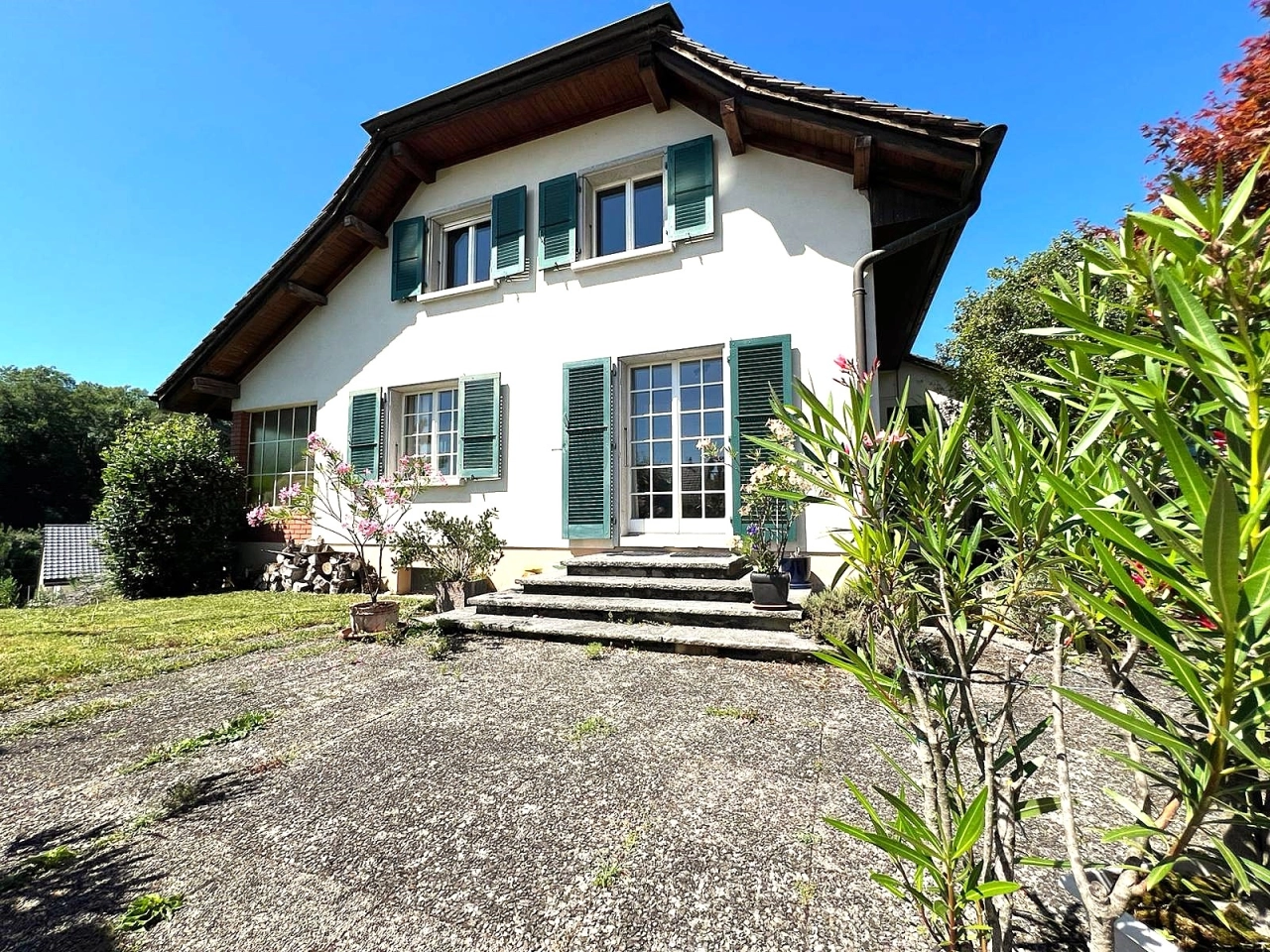 Einfamilienhaus mit Gartenansicht