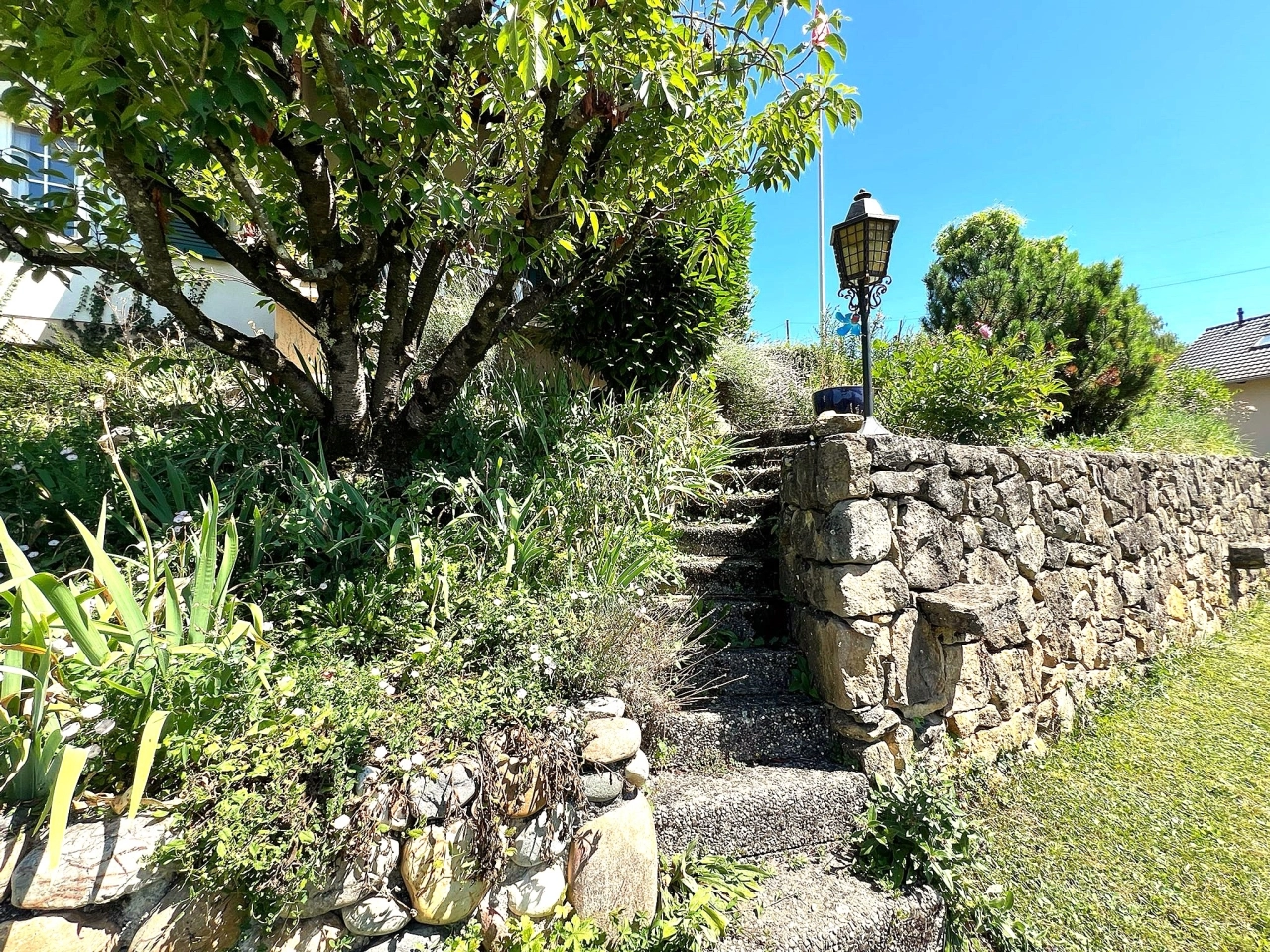 Garten mit Natursteinmauer und Treppe