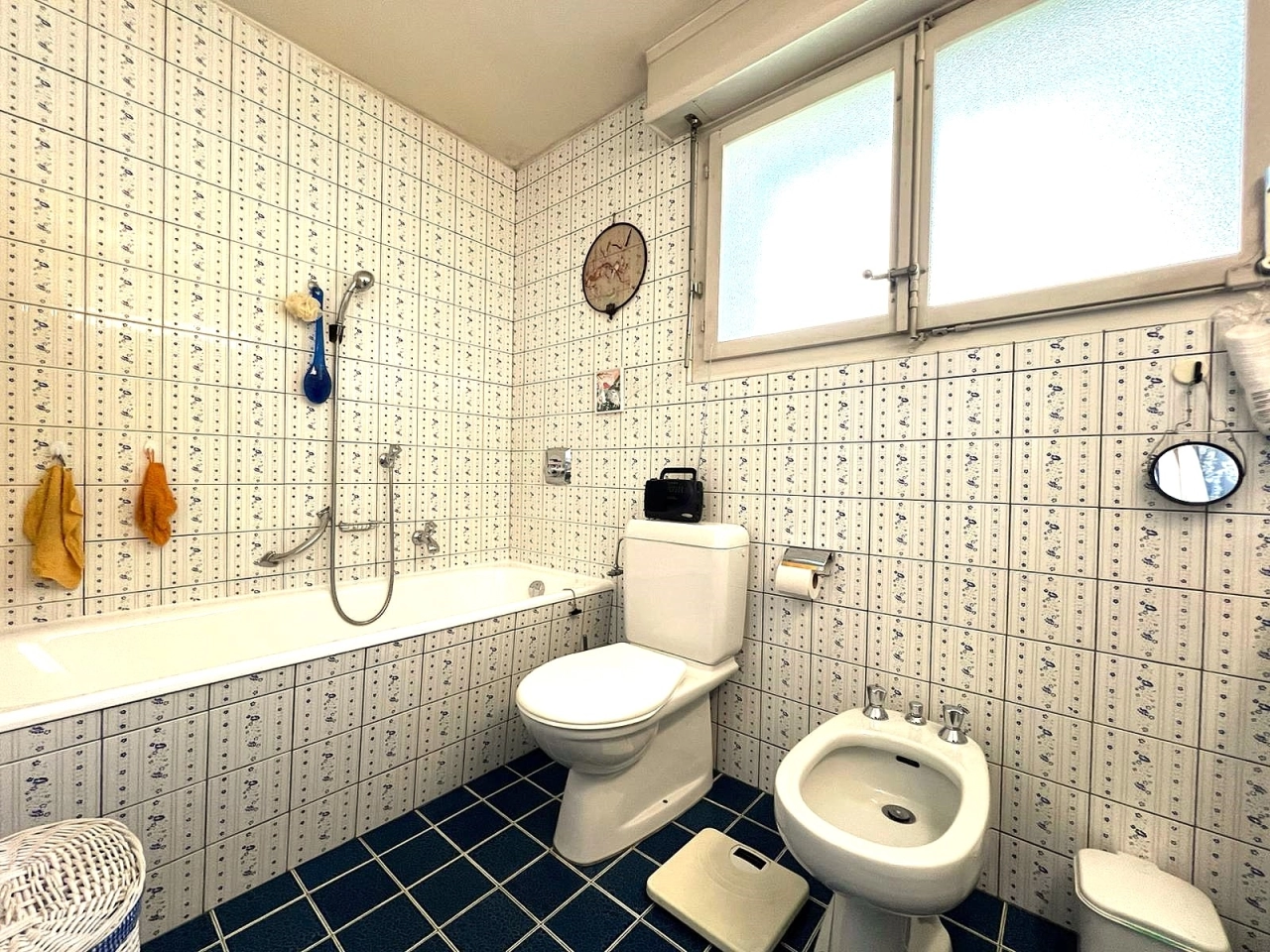Badezimmer mit Badewanne und WC