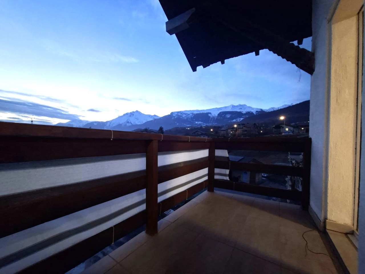 Balkon mit Bergblick bei Dämmerung