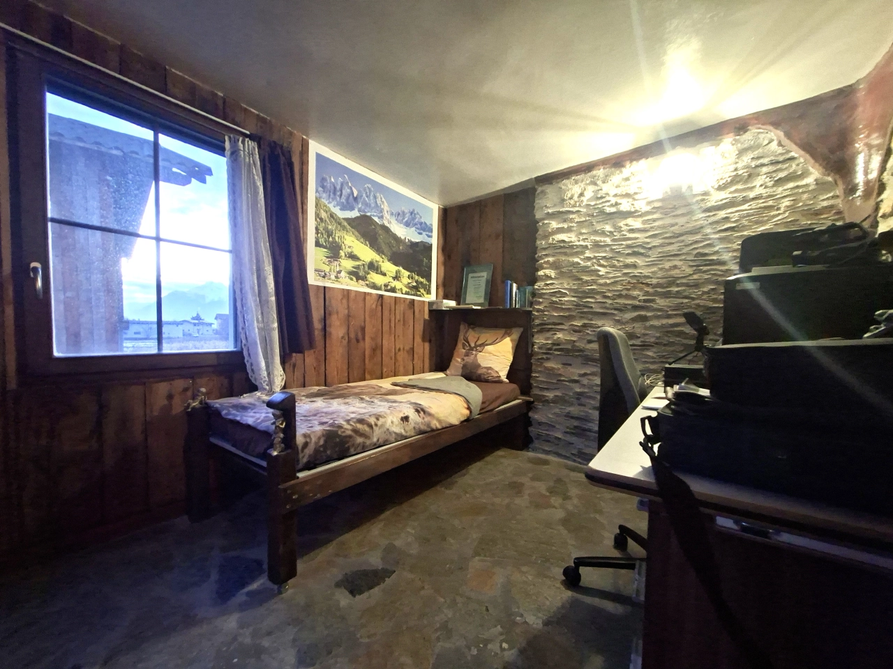 Gemütliches Schlafzimmer im rustikalen Stil