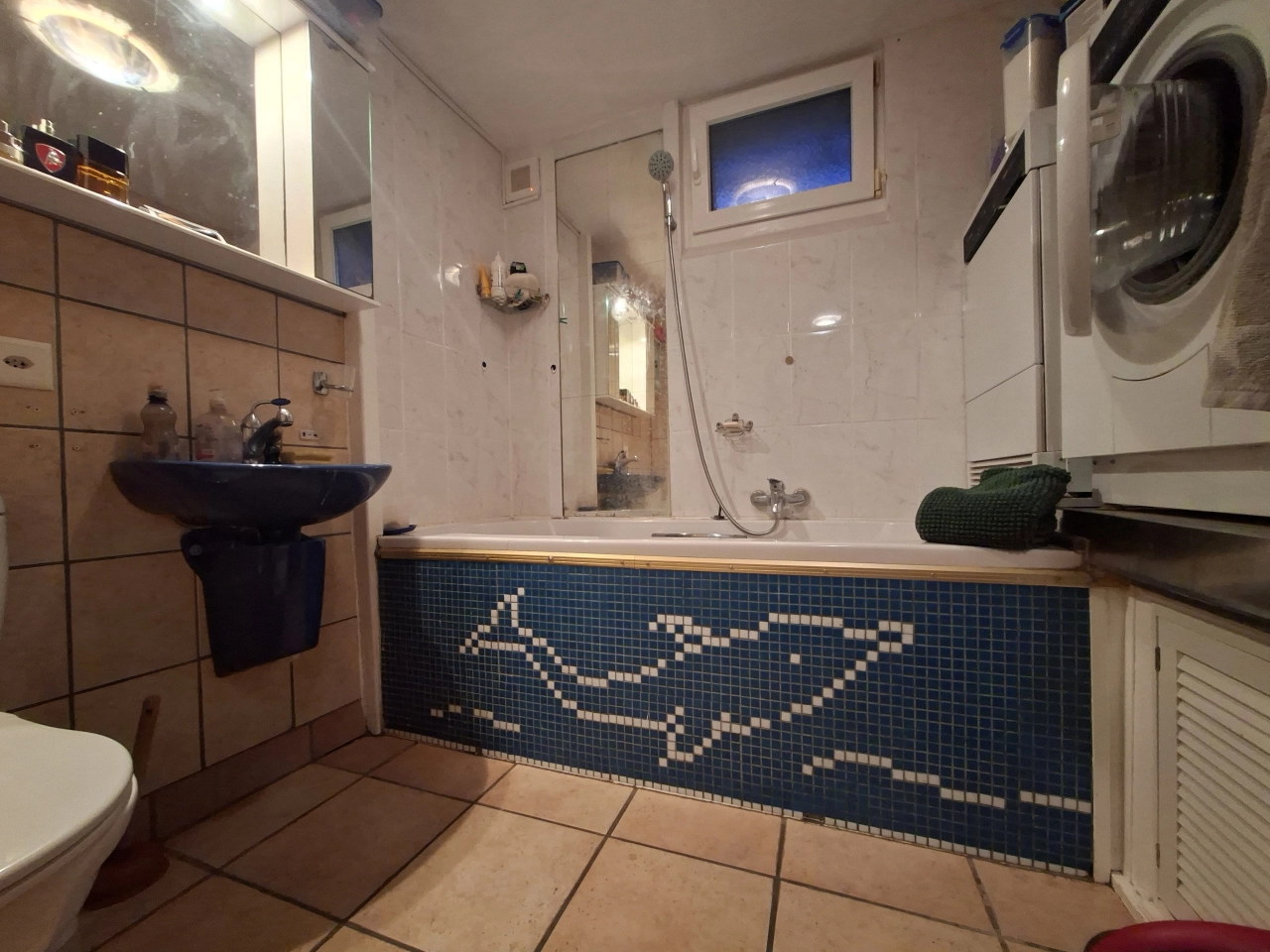 Kleines Badezimmer mit Wanne und Waschbecken
