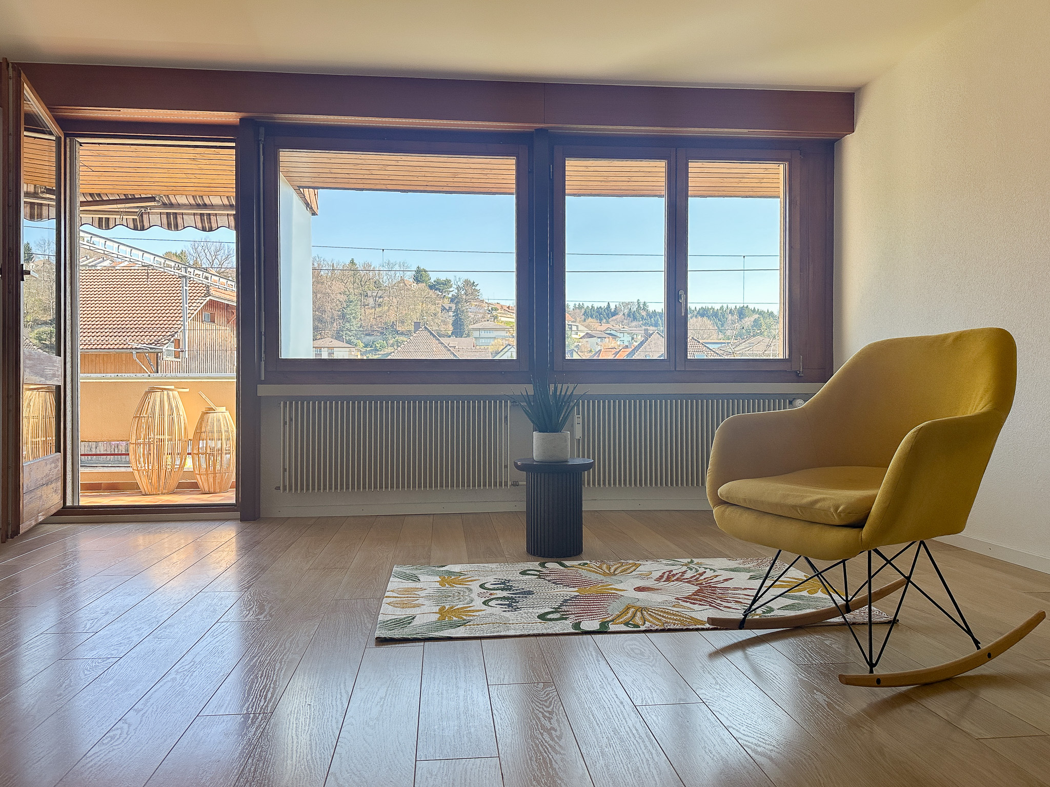 Helles Wohnzimmer mit Balkonblick