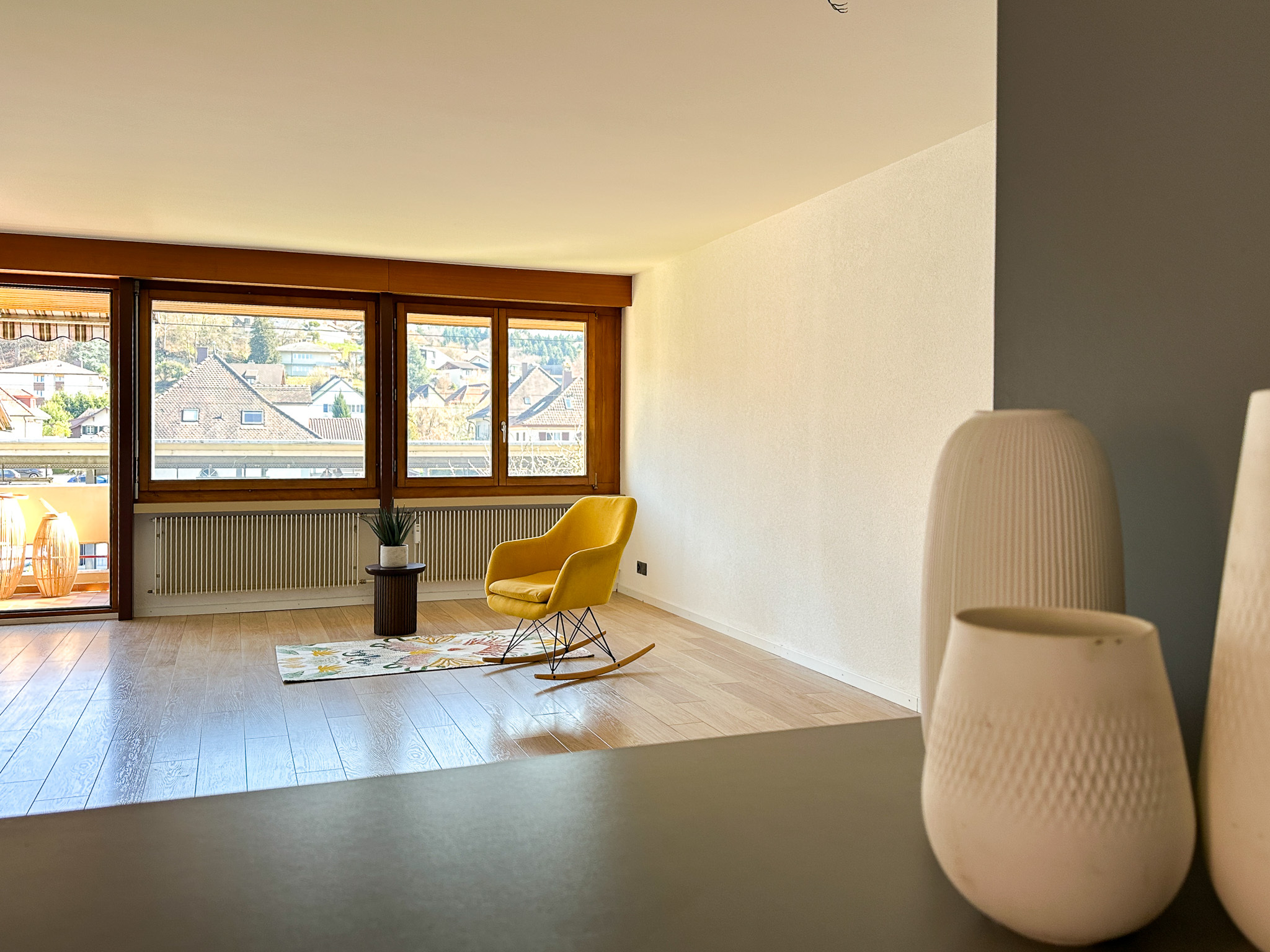 Helles Wohnzimmer mit Balkonblick