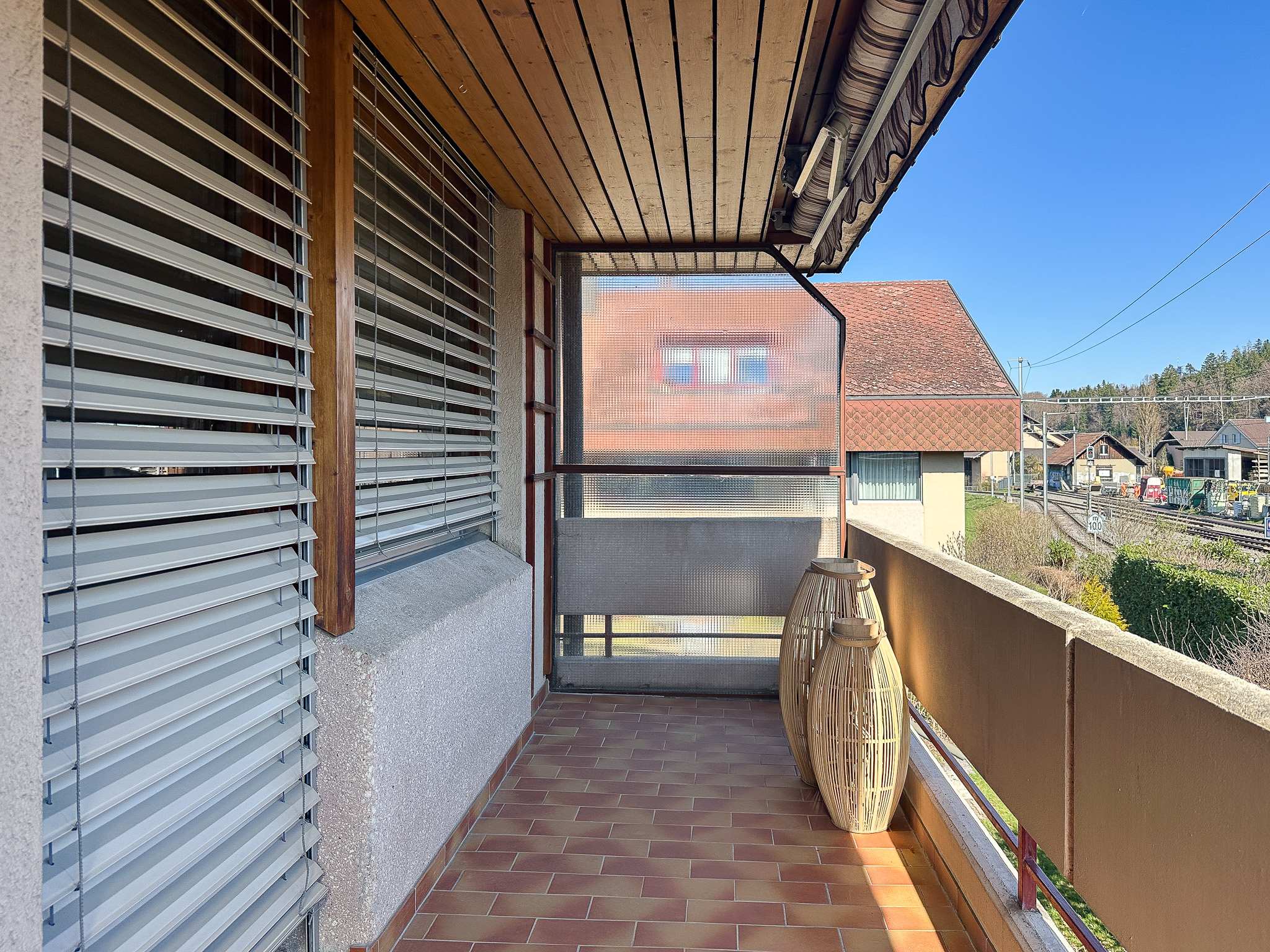 Balkon mit Blick auf Bahngleise