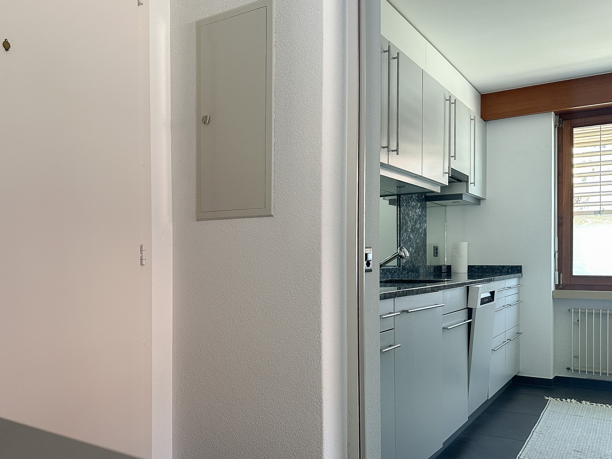Heller Küchenraum mit Fenster