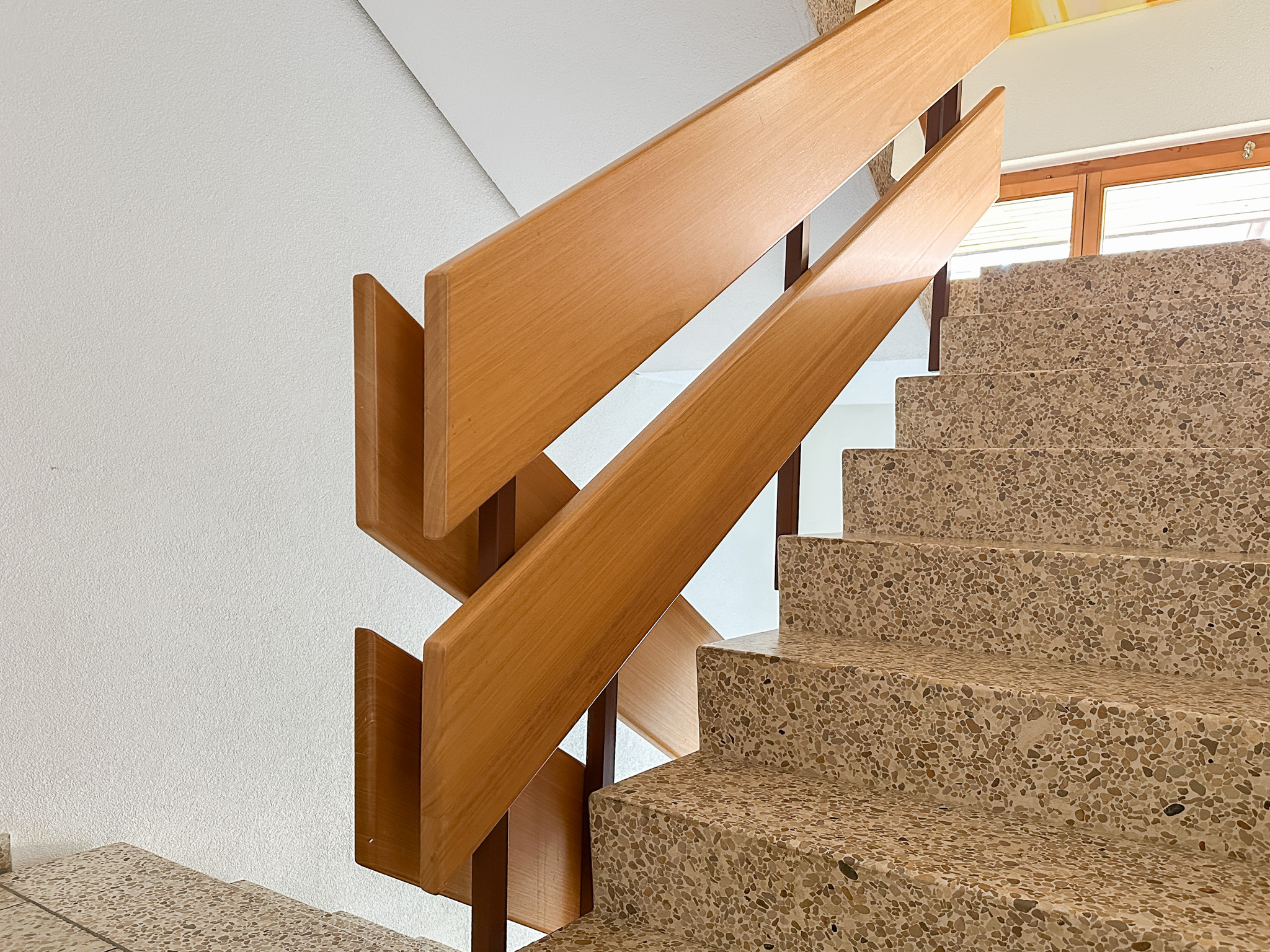 Treppenhaus mit Holzgeländer
