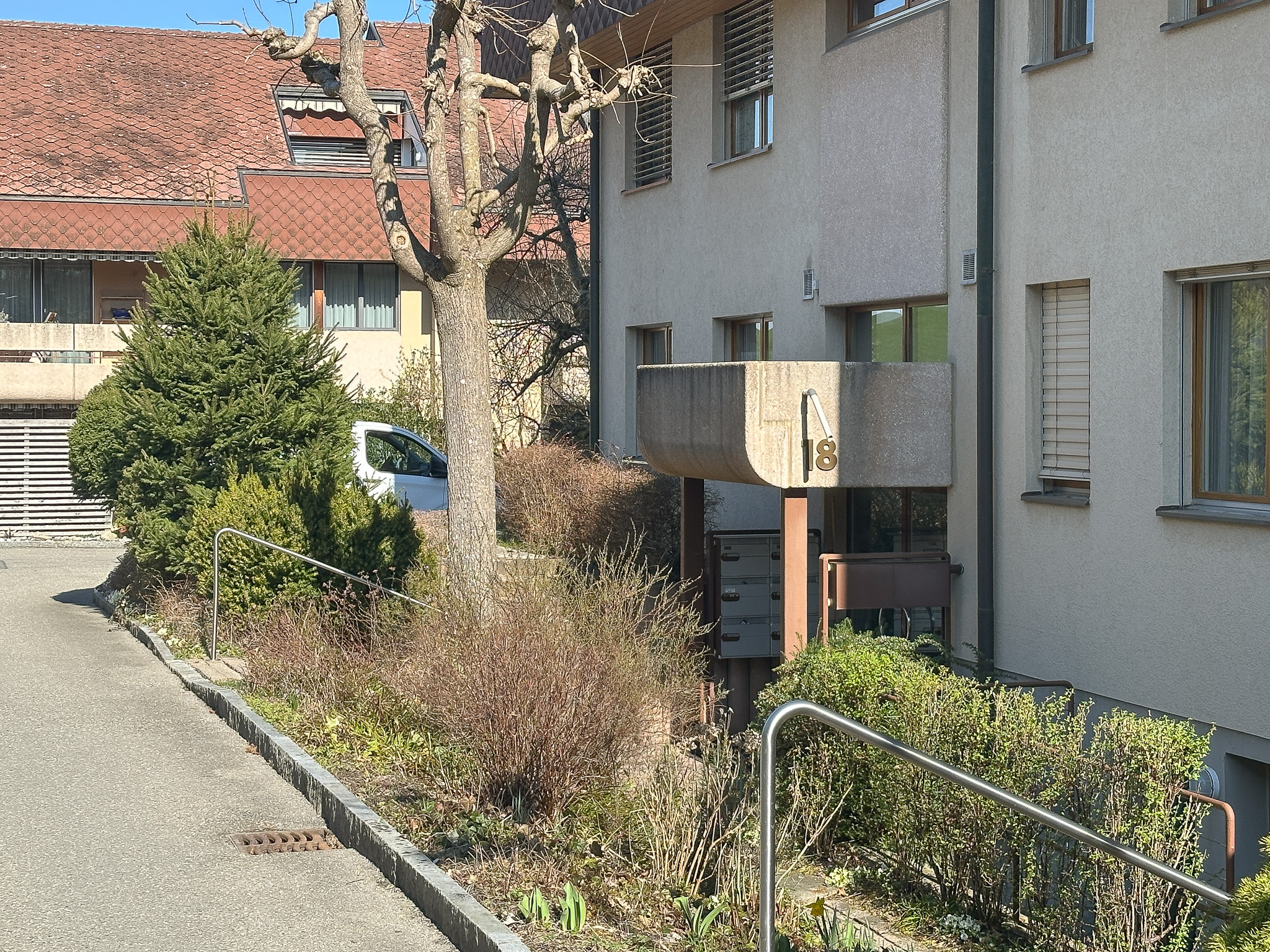Wohnanlage mit Eingang und Außenansicht