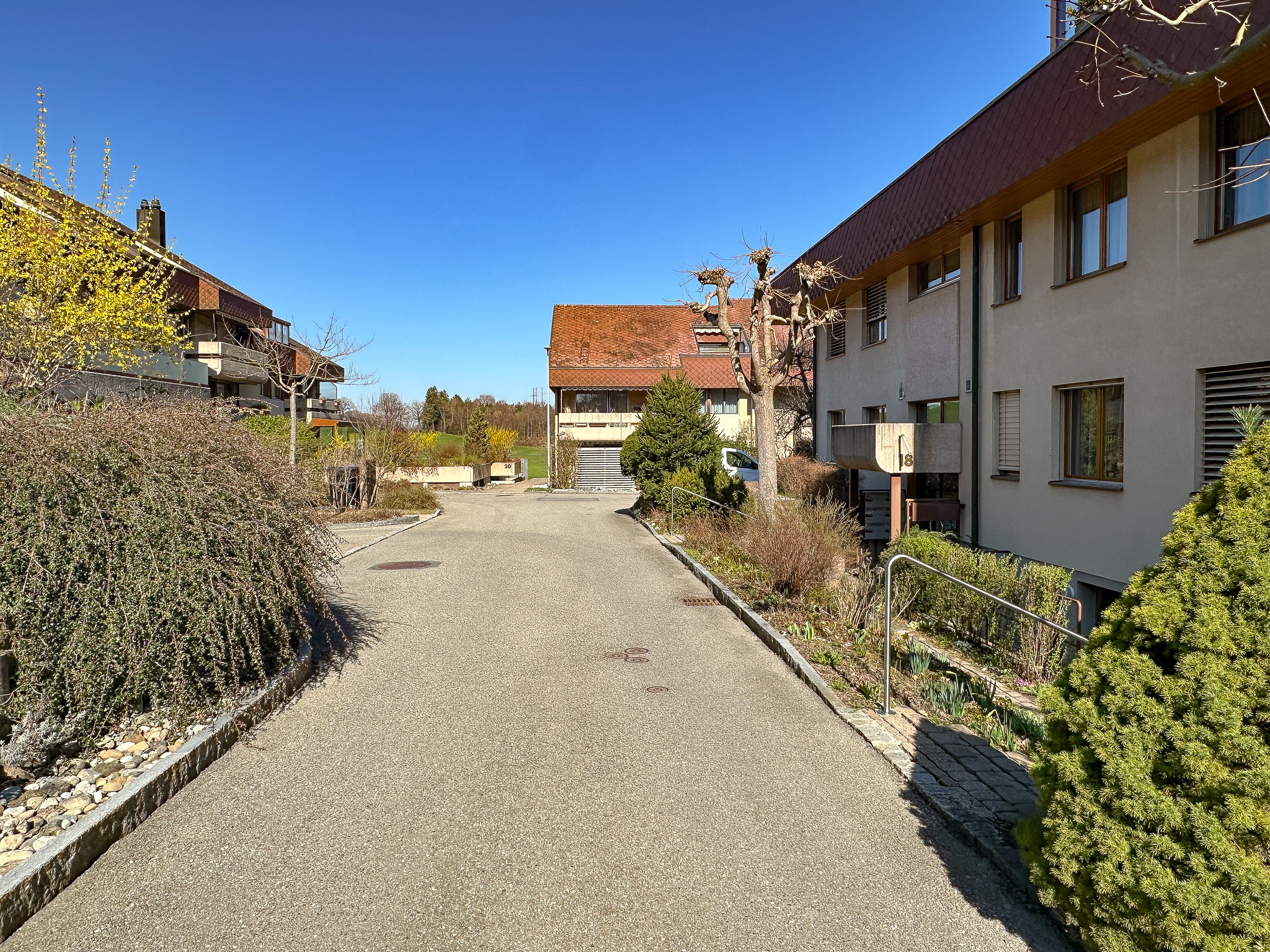 Wohnanlage mit Zufahrtsweg