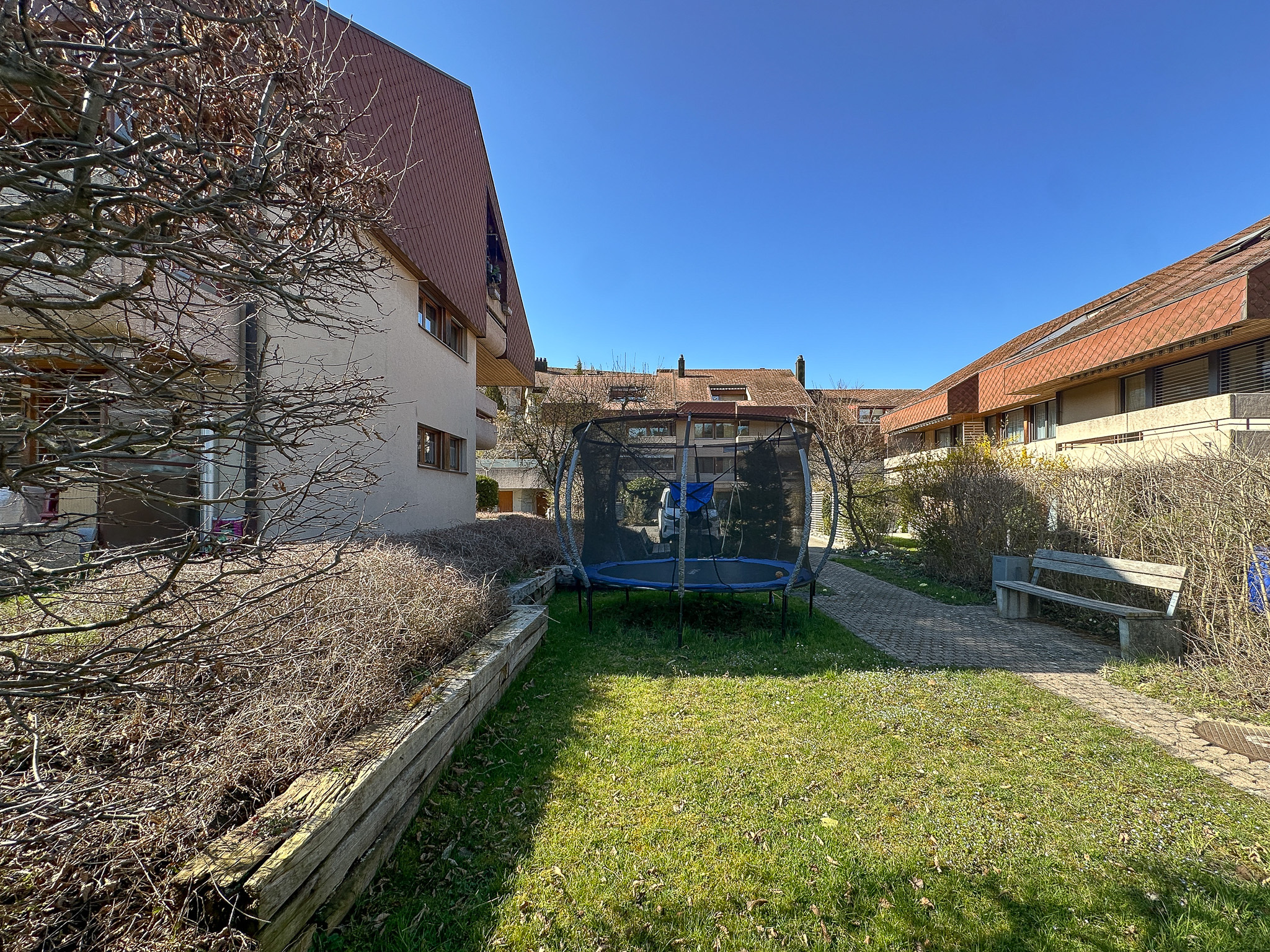 Gemeinschaftshof mit Garten und Trampolin
