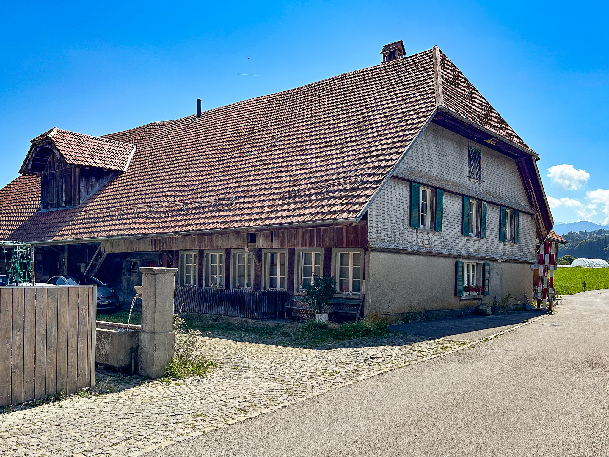 Historisches Bauernhaus mit steilem Ziegeldach