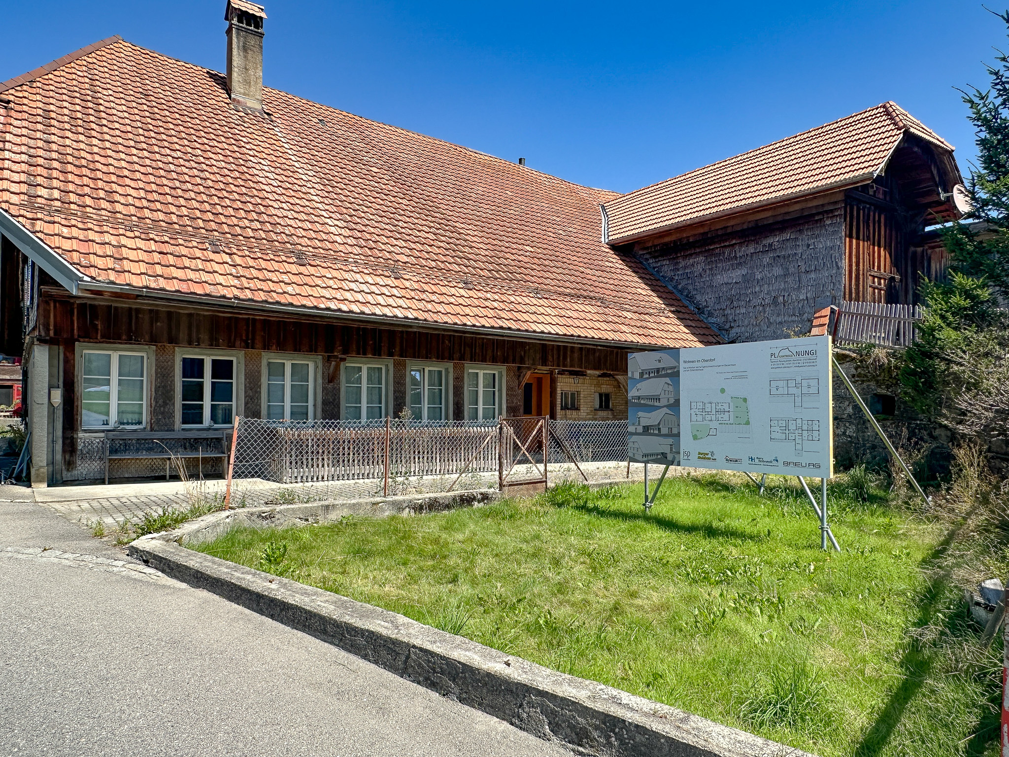 Historisches Bauernhaus mit Schild im Vorgarten