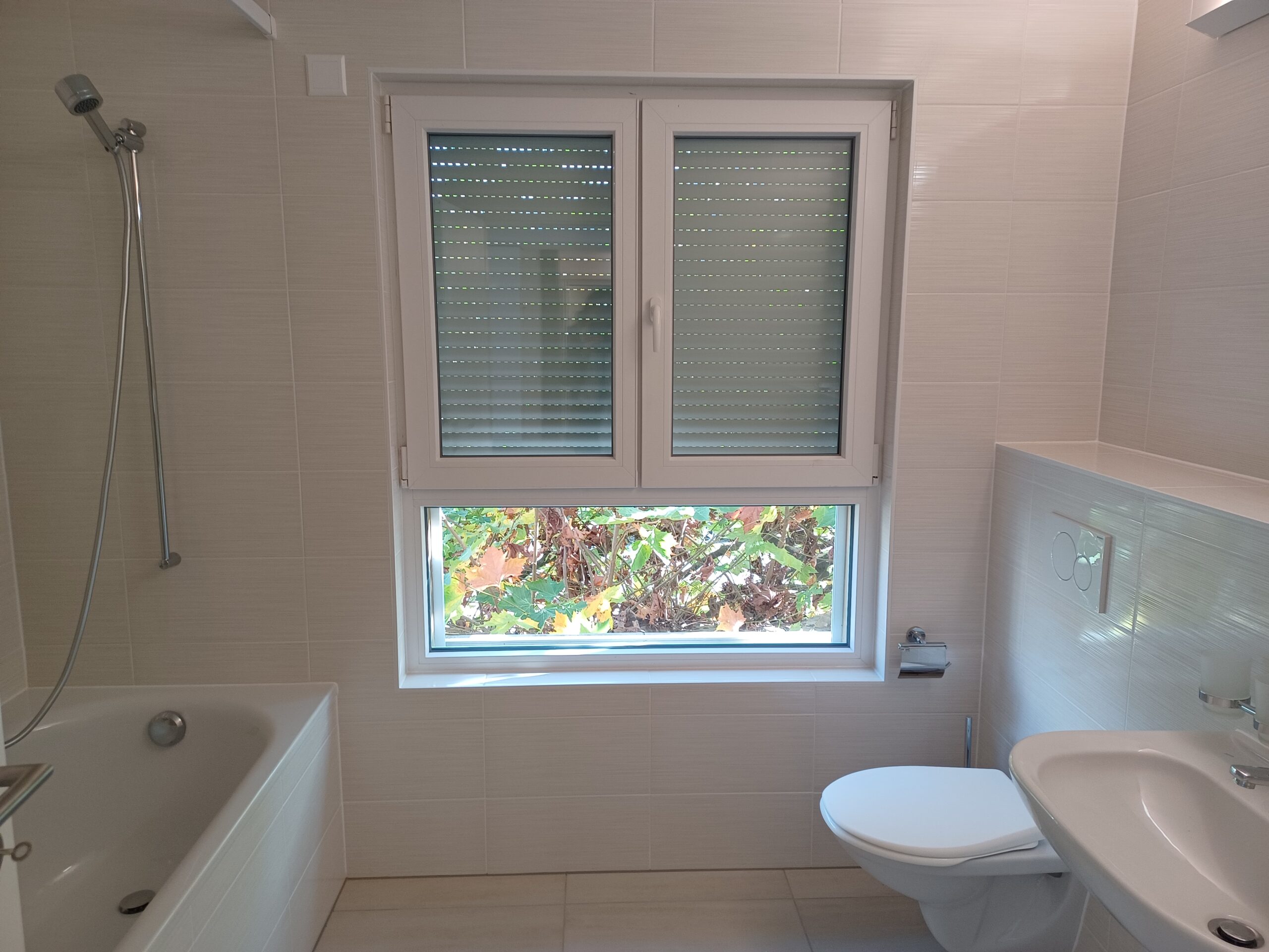 Modernes Badezimmer mit Badewanne, Fenster und WC