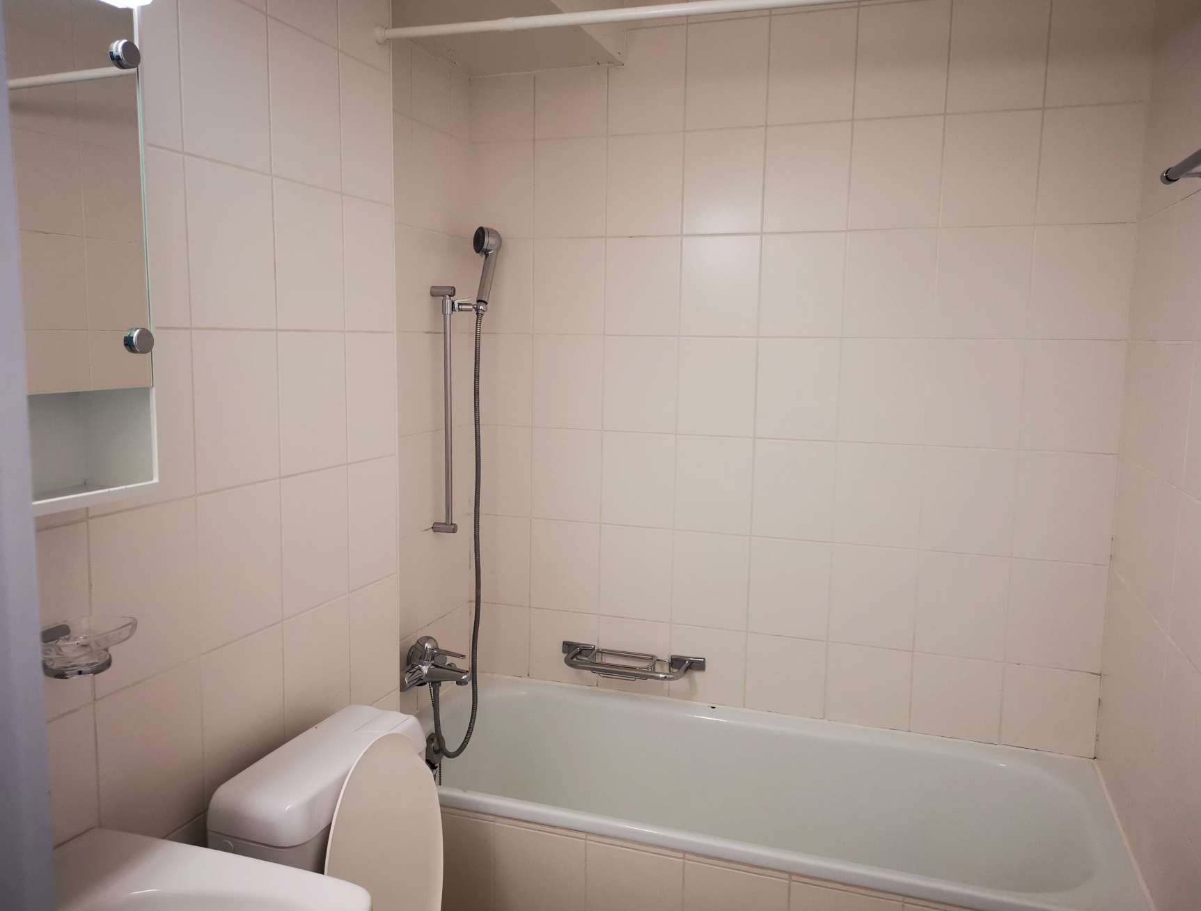 Badezimmer mit Badewanne und Wandfliesen