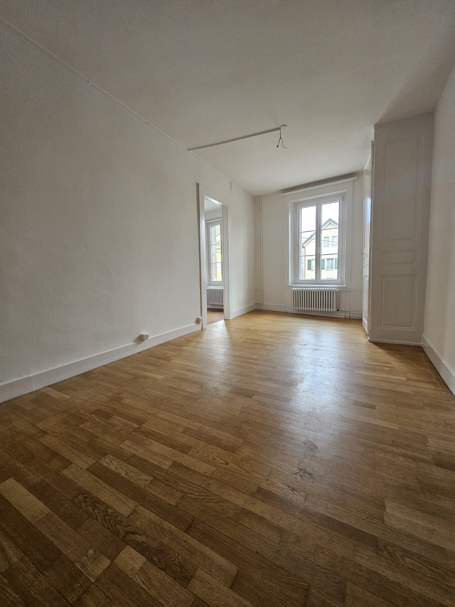 Heller leerer Wohnraum mit Holzboden