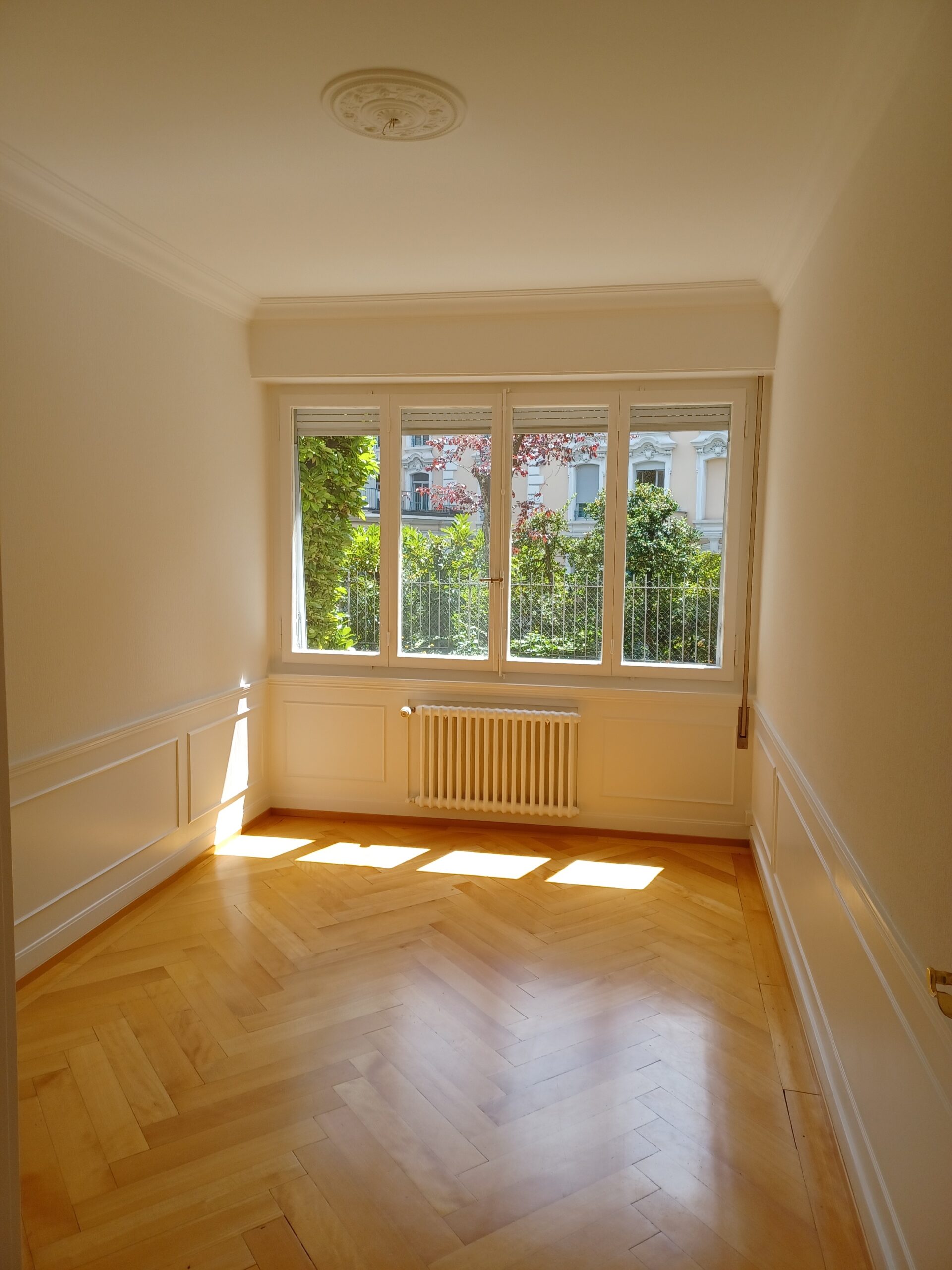 Heller leerer Altbau-Raum mit Fischgrätparkett