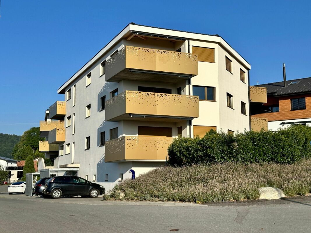 Modernes Mehrfamilienhaus mit Balkonen