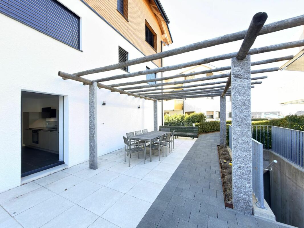 Überdachte Terrasse mit Essbereich