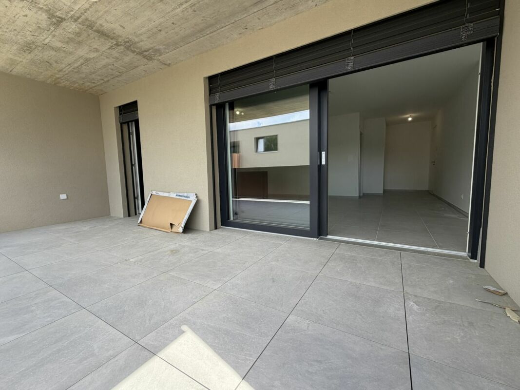 Überdachte Terrasse mit großformatigem Fliesenboden