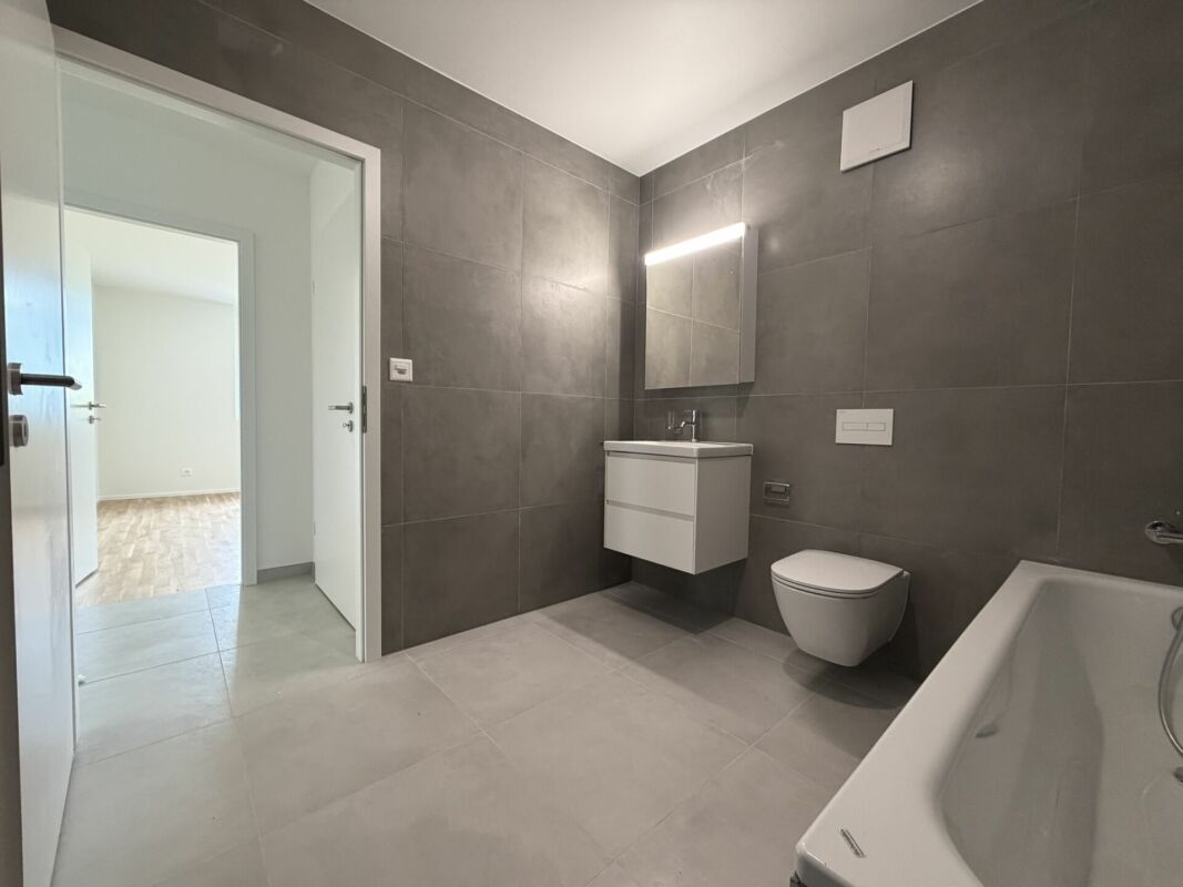 Modernes Badezimmer mit Badewanne und wandhängendem WC