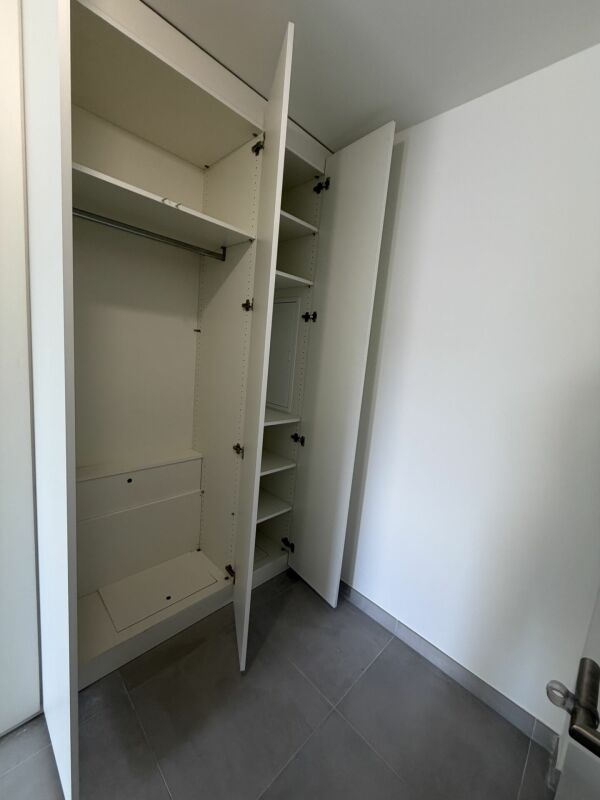 Einbauschrank in einem kleinen Raum