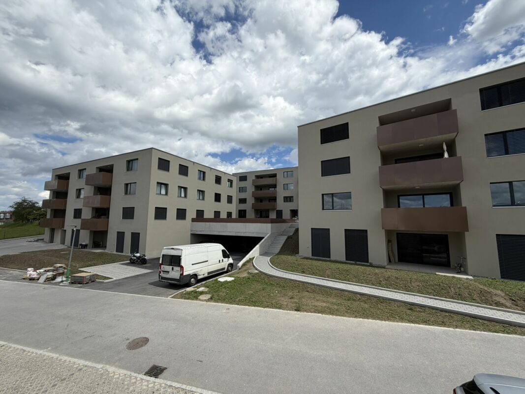 Modernes Mehrfamilienhaus mit Innenhof