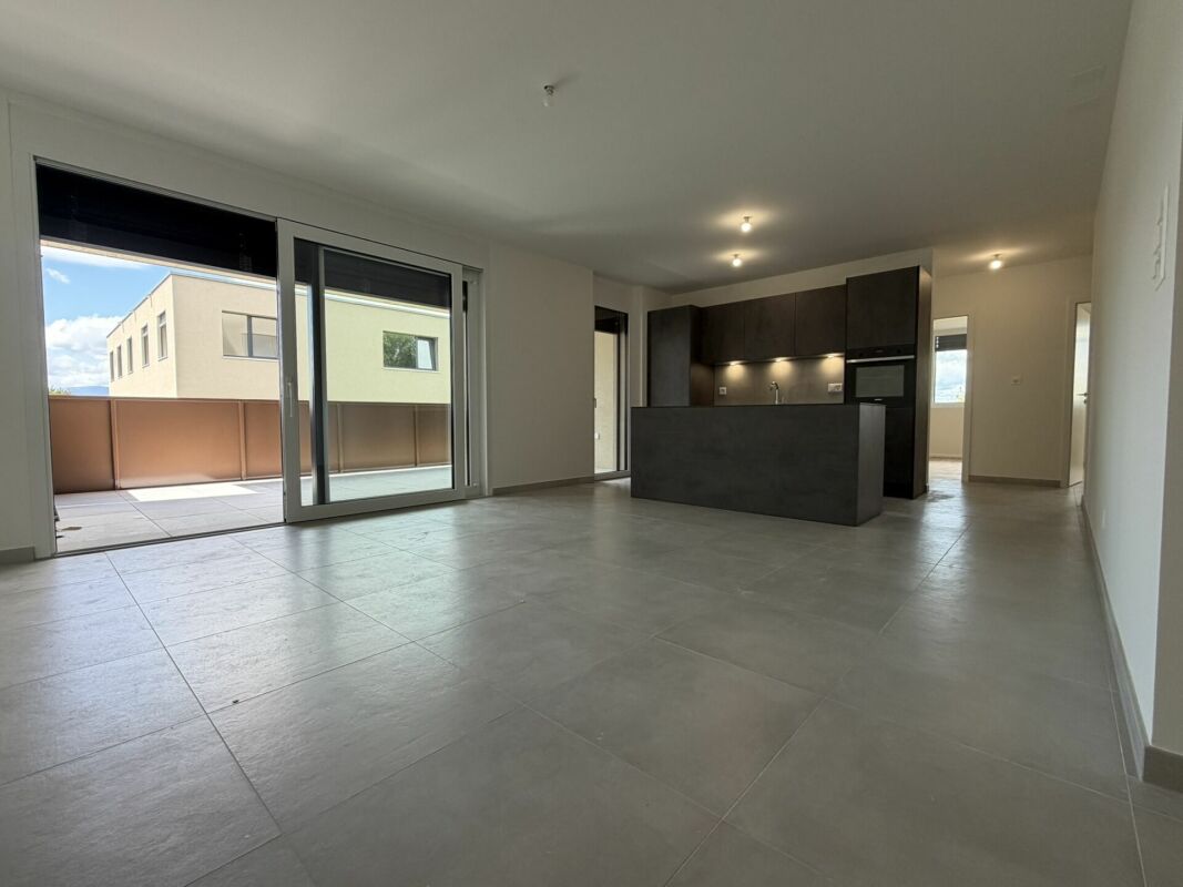Offener Wohnbereich mit Küche und großer Terrasse