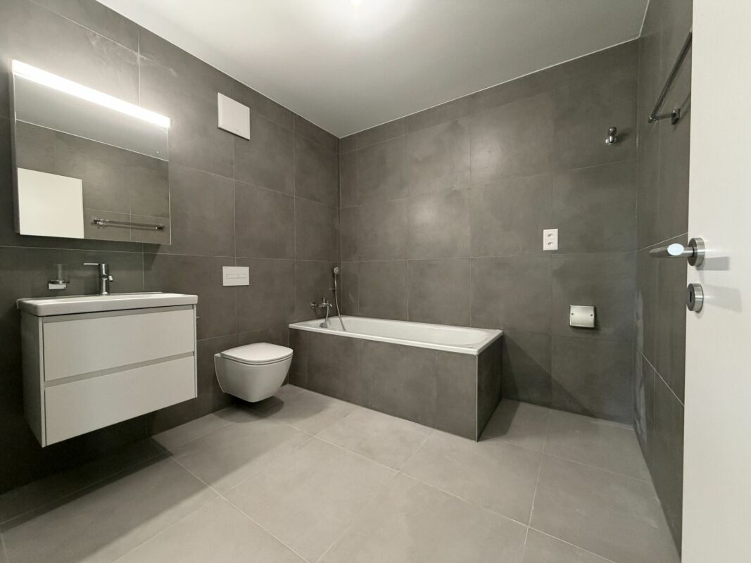 Modernes Badezimmer mit Badewanne und wandhängendem WC