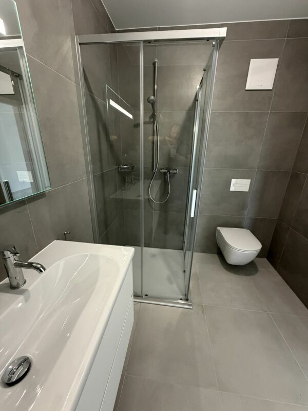 Modernes Badezimmer mit Dusche und wandhängendem WC