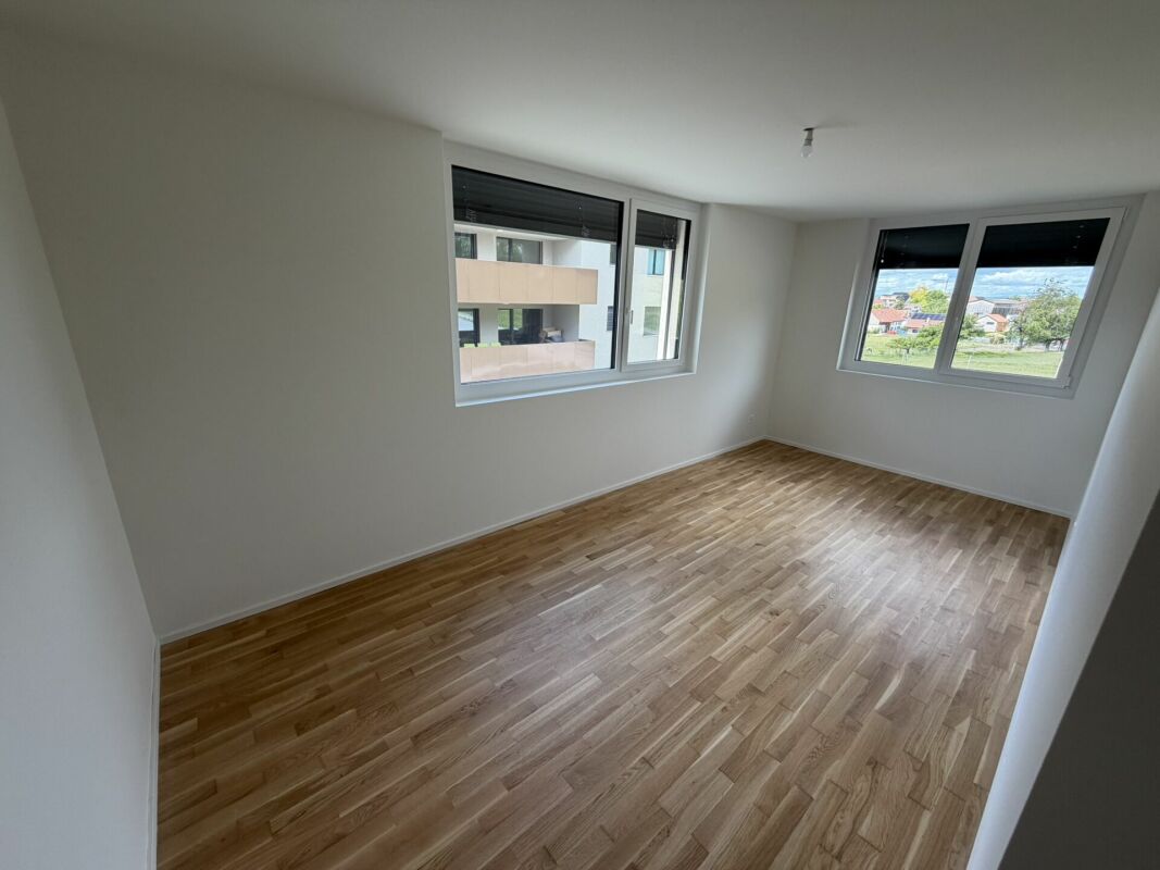 Leerer heller Wohnraum mit Parkettboden
