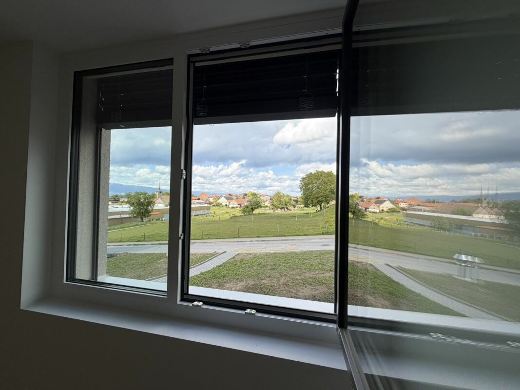 Ausblick durch großes Fenster