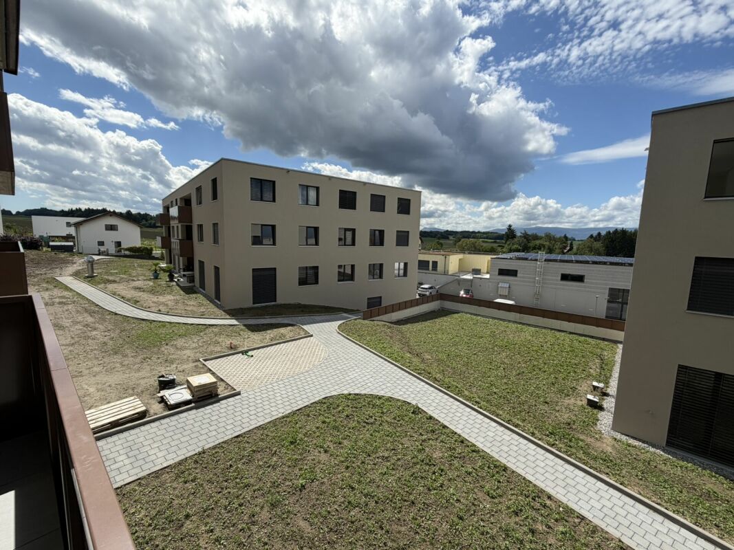 Außenansicht eines modernen Wohnensembles mit Innenhof